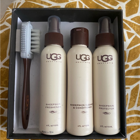 UGG  Sheepskin Care Kit - Picture 1 of 4
